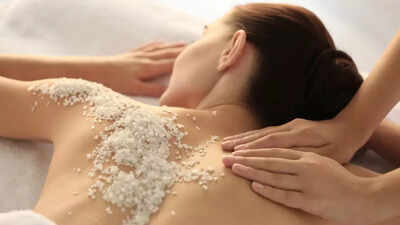 ஒளிரும் தோலுக்காக 5 வீட்டில் தயாரிக்கப்பட்ட உடல் ஸ்க்ரப்கள் இன்று நீங்கள் செய்ய முடியும்