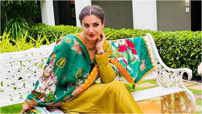 Raveena Tandon seeks divine blessings at Meenakshi Amman Temple, shares spiritual photos