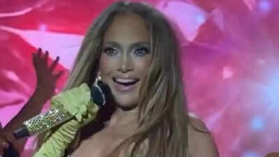  Netizens applaud as Jennifer Lopez turns wardrobe malfunction into a power move