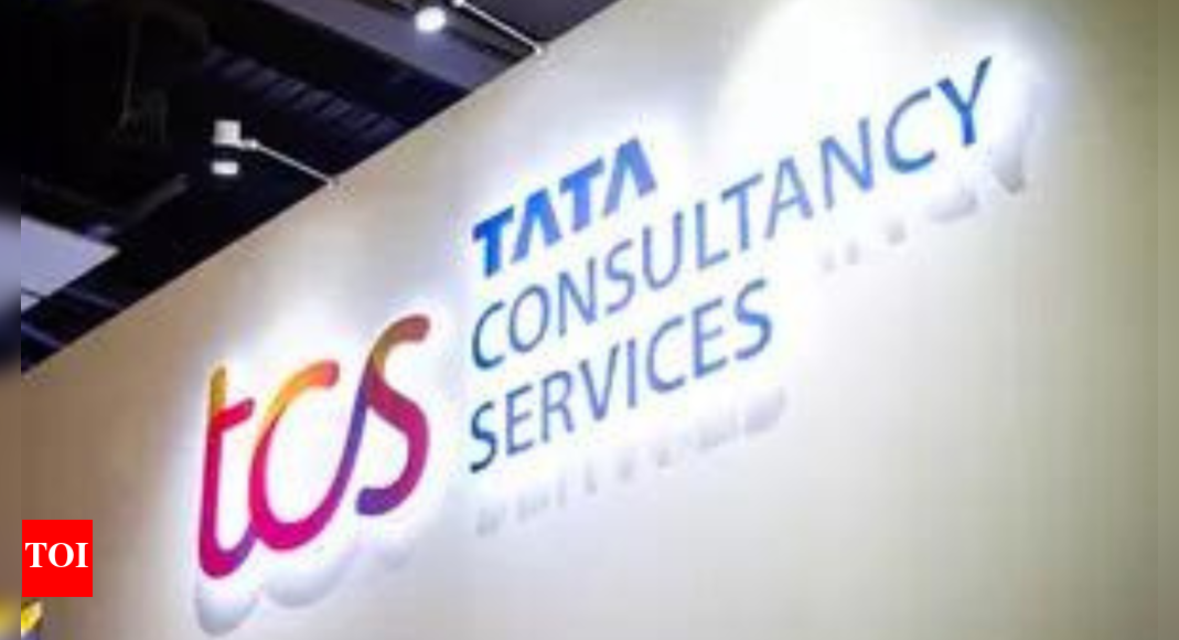 टीसीएस स्टॉक स्लंप! आयटी फर्मचे शेअर्स 2025 मध्ये 25% खाली आजीवन उच्चतेपेक्षा 33% डुबकी मारतात; टाळेबंदीच्या बातम्यांमध्ये, मंदीचा ट्रेंड सुरू राहील का?
