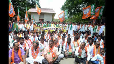 BJP activists protest against poor urea distribution