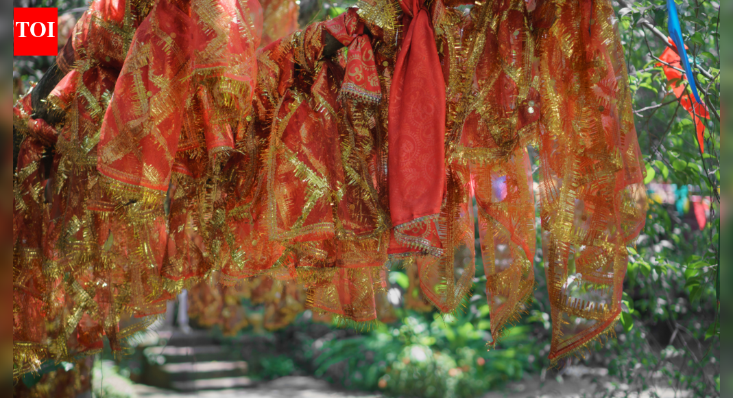 What’s the story behind tying red cloth on trees at temples