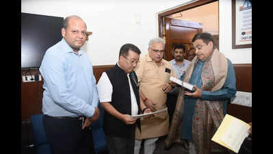 Mizoram BJP prez calls on Gadkari