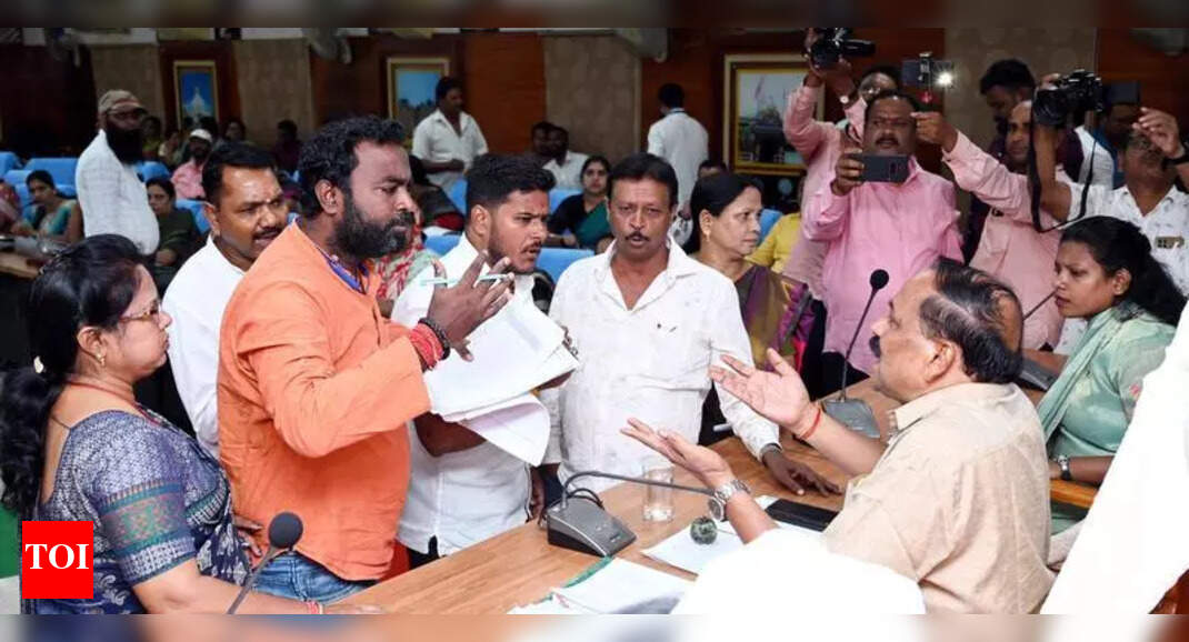 Corporators accuse CMC mayor of stalling devpt works