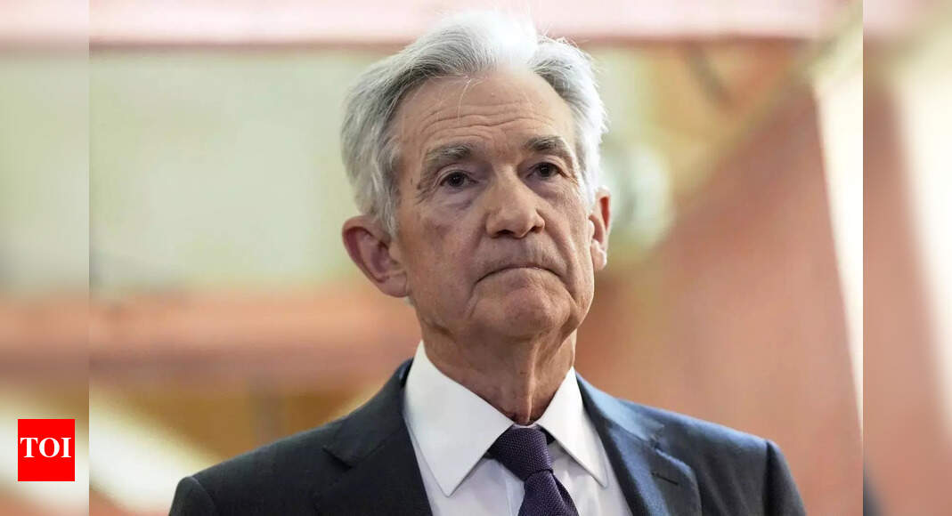 Fed leaves key rate unchanged, points to slowing economy