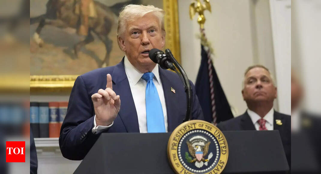 डोनाल्ड ट्रम्प टैरिफ्स न्यूज लाइव अपडेट: रूस व्यापार के लिए 25% टैरिफ और पेनल्टी के लिए भारत ब्रेसिज़; 6 भारतीय कंपनियों को तेल खरीद के लिए अमेरिकी प्रतिबंधों का सामना करना पड़ता है - टाइम्स ऑफ इंडिया
