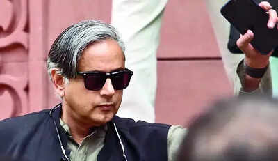 Shukla, Tharoor contradict Rahul's stance on economy
