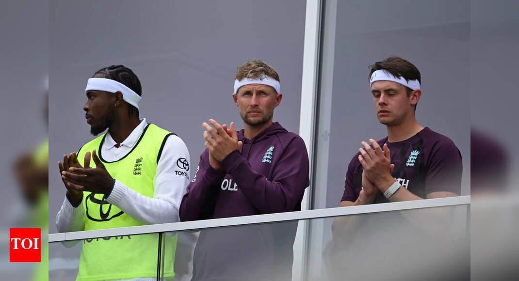 Crowd and players honour Graham Thorpe with emotional gesture at The Oval - Watch