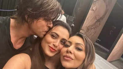 Netizens can't stop gushing as Gauri Khan shares the most adorable PIC with Shah Rukh Khan, Rani Mukerji after their National award win, Karan Johar says, 'If this is not full circle, what is?'