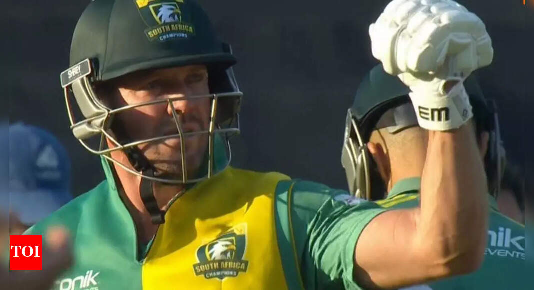 Watch: Unbelievable! 41-yo ABD battles hamstring injury to score 47-ball ton vs PAK