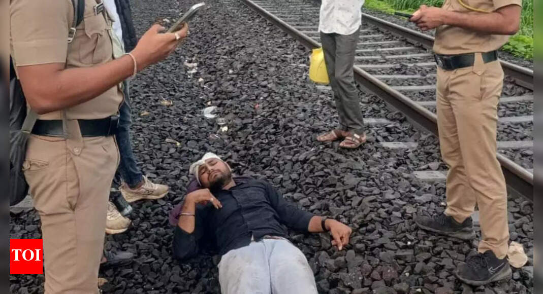 Man falls off moving train, loses leg in 'phatka gang' phone snatching