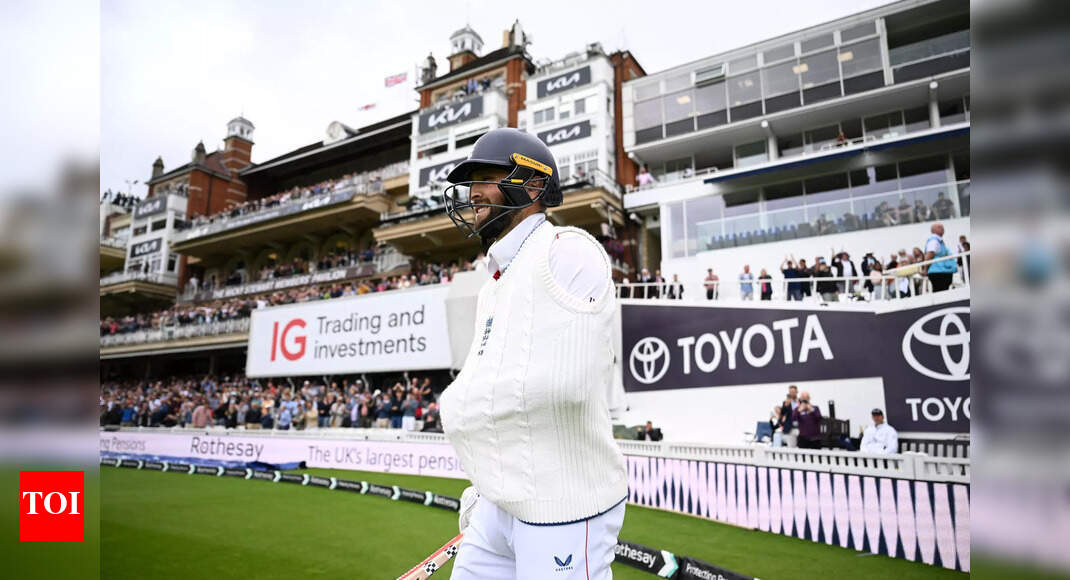 IND vs ENG: Chris Woakes walks out to bat with his arm in a sling! Watch