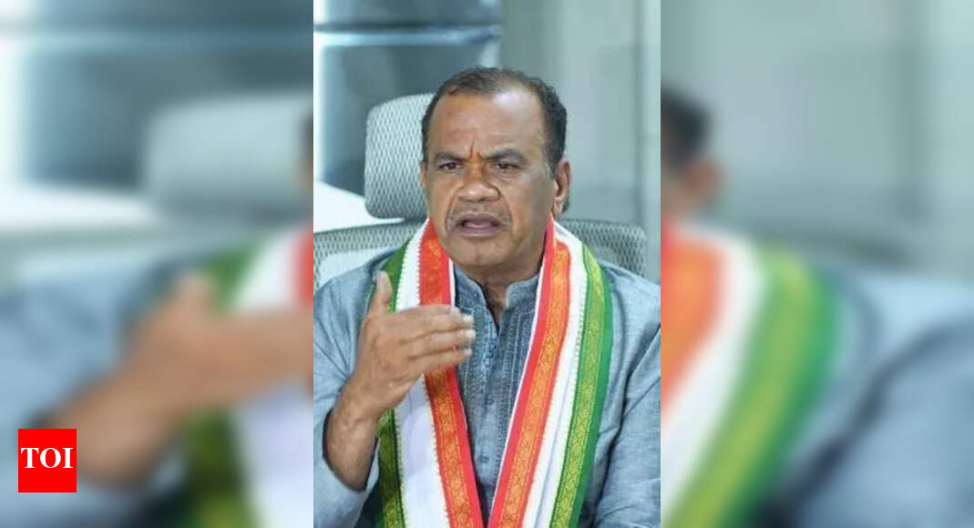 Komatireddy Venkat Reddy backs Revanth’s leadership, raises graft ...