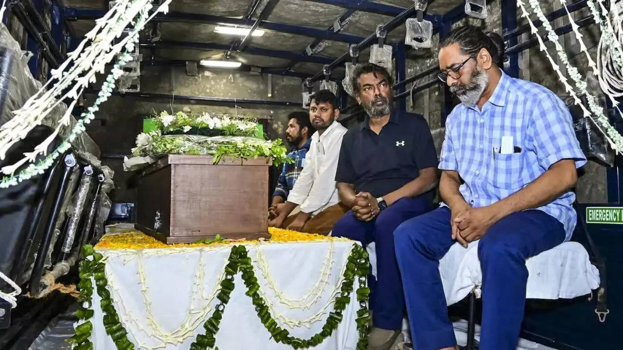 Toughest days of my life': Hemant Soren pens emotional note after father  Shibu Soren's death; recalls why he was called 'Dishom Guru' | India News -  Times of India