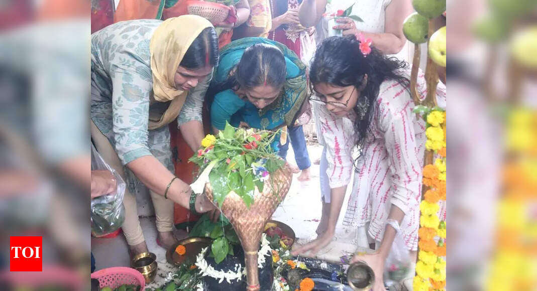 Last ‘Somvari’ of Shrawan: Devotees brave rain to offer prayers at Shiv temples