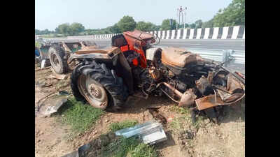 Three kanwariyas die as truck hits tractor-trolley