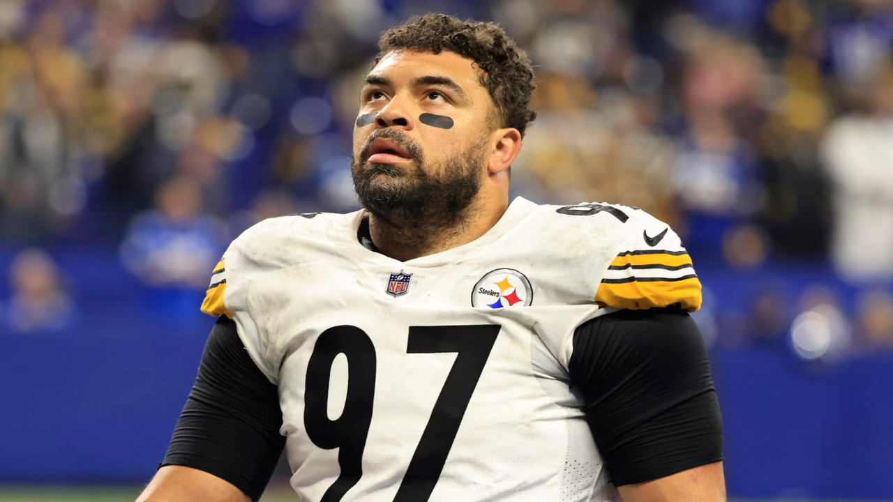 GOOD NEWS: Steelers star Cameron Heyward shocked everyone by donating $14 million to a dolphin protection project in the US. He personally took care of injured dolphins and strongly urged: "The sea is only truly wonderful when there are dolphins. Protect them to protect marine life!".-EH