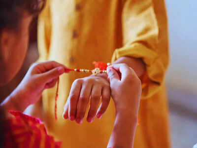 Happy Raksha Bandhan 2025: Top 130 Rakhi Wishes, Messages, Pictures, Greeting Cards, Images and Quotes to Share with Your Siblings