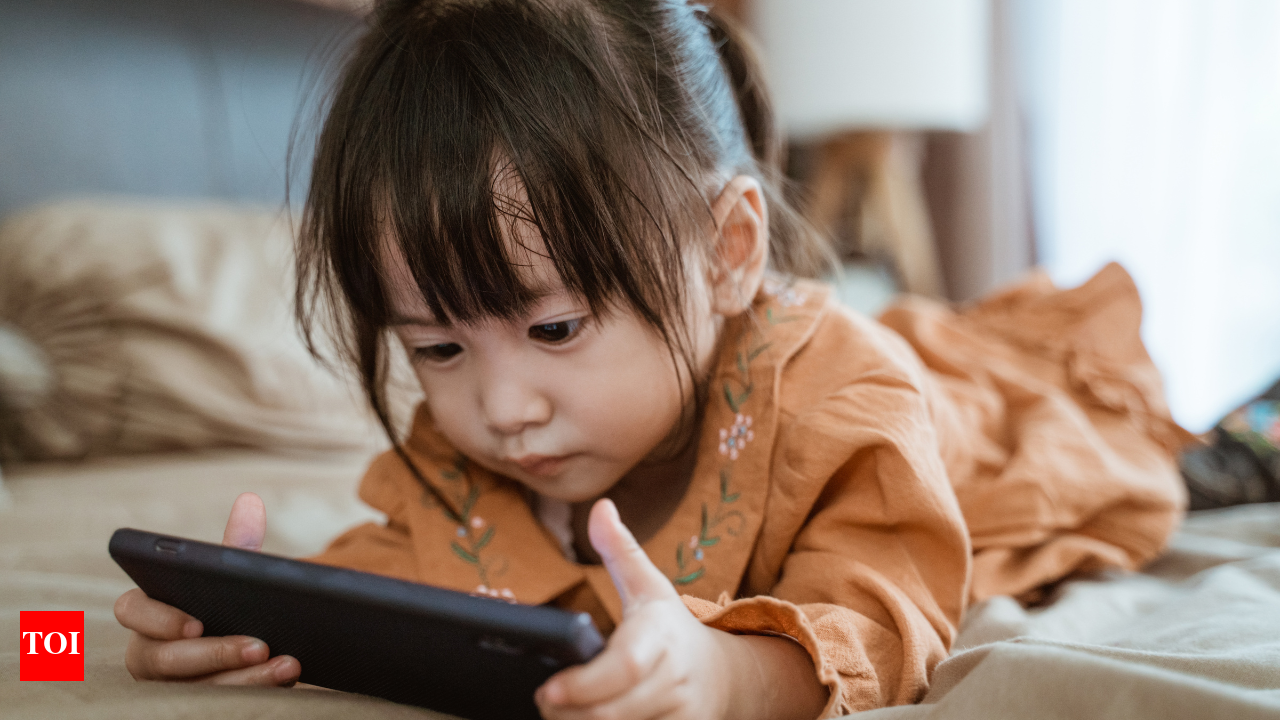 Kylie Kelce's 'kitchen phone' rule sparks heated parenting debate about  screen time and kids | - Times of India