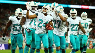 Mike McDaniel forced to break up Miami Dolphins sideline fight during heated preseason practice with Chicago Bears