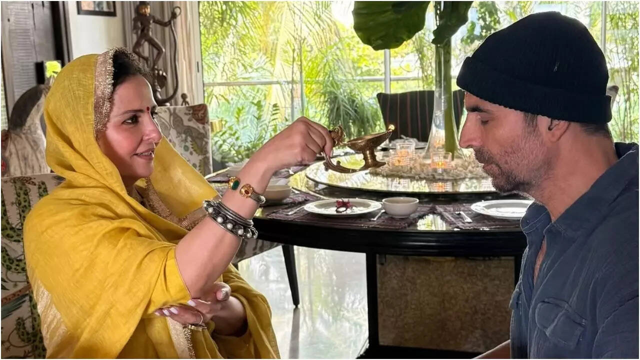 Akshay Kumar celebrates Raksha Bandhan with his sister Alka Bhatia and Warda Khan Nadiadwala - PICS inside | Hindi Movie News - Times of India