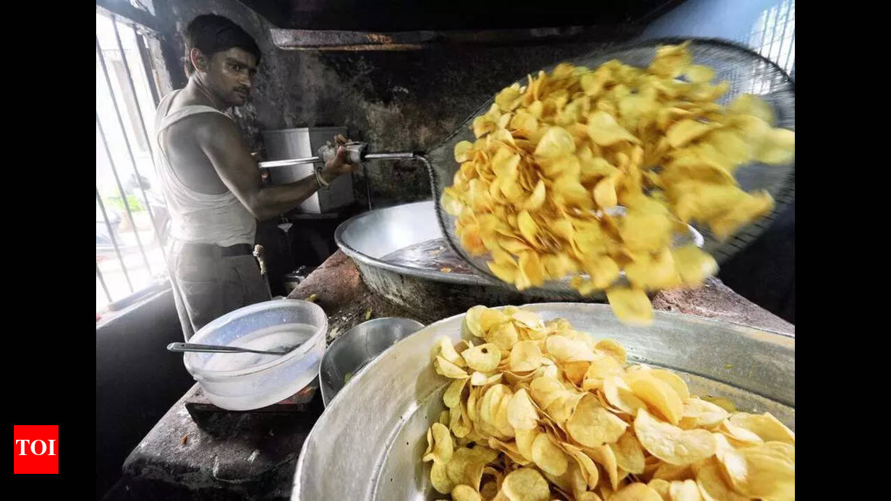 Fresh potato chips preparation