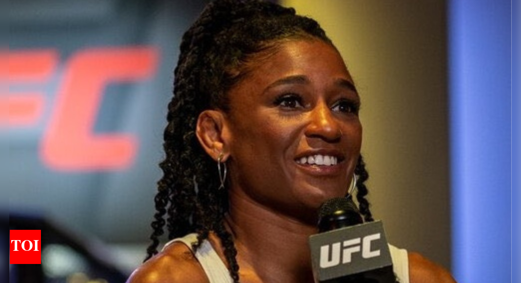 アンジェラ・ヒルは、公式がUFCベガス109でそれらをドロップするので、ブラジャーを挿入した後、目に見えて恥ずかしいです|国際スポーツニュース