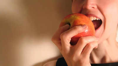 Eating 2 apples daily help you fight fatty liver, colon cancer and heart diseases: Gastroenterologist reveals