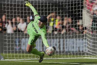 Dean Henderson’s heroics help Crystal Palace stun Liverpool to clinch first-ever Community Shield