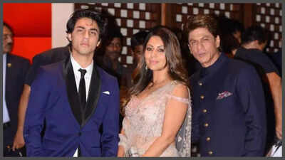 Shah Rukh Khan shot for THIS song while heading to airport to meet Gauri Khan pregnant with Aryan Khan: 'All longshots of car were taken with his duplicate...'