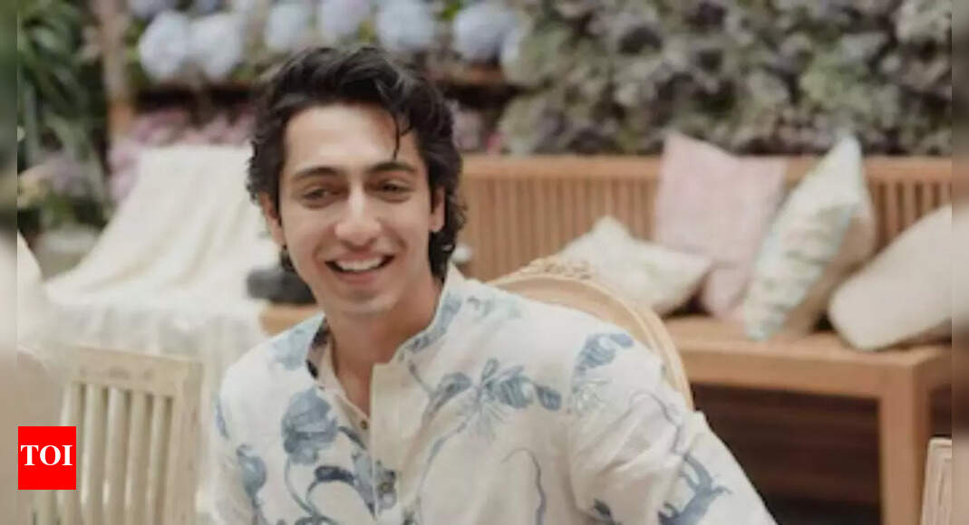 ‘Saiyaara’ star Ahaan Panday’s roadside fan meet video wins hearts, earns him a ‘pure and grounded soul’ compliment | Hindi Movie News