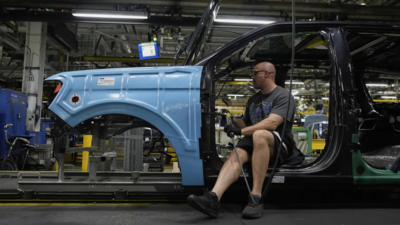  Automaker to invest nearly $2 billion in Kentucky plant; plans affordable midsize electric pickup by 2027