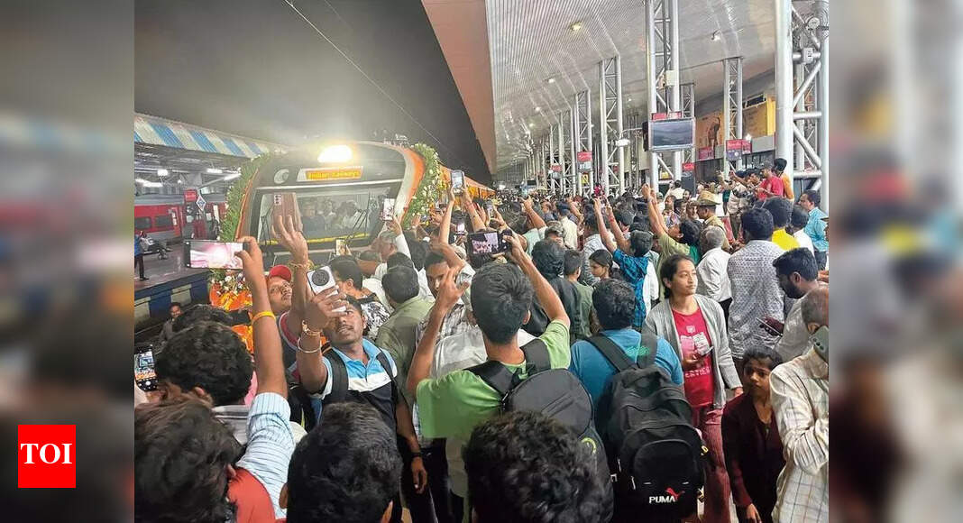 New Vande Bharat train gets rousing welcome in Belagavi | Hubballi News ...