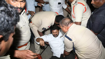  Kadapa MP Avinash Reddy, TDP MLC Bhumireddy Ramgopal placed under house arrest; 1,500 Andhra police deployed
