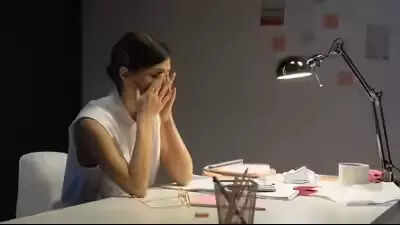 8 hábitos diarios que agotan tus niveles de energía y te dejan cansado