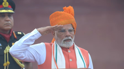  PM Modi continues 'safa' tradition; opts for saffron turban