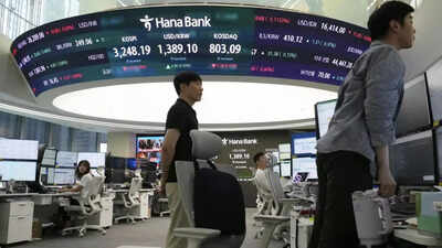  Asian stocks mixed; oil slips ahead of Trump-Putin talks on Ukraine