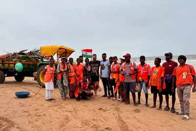 Akshay meets 'real-life heroes keeping beaches clean' while playing beachside volleyball