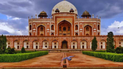 Delhi: Portion of Humayun's tomb collapses; several feared trapped