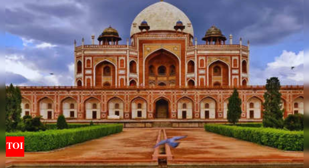 <div>Delhi: Portion of Humayun's tomb collapses; several feared trapped</div>