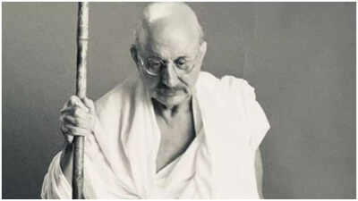  Anupam Kher unveils first look as Mahatma Gandhi, reveals prep for the role, says 'no prosthetics were used here'