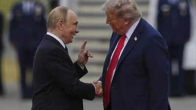  Body language expert on historic handshake; Russian president 'far from cold'