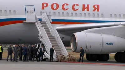 US soldiers kneeling for Putin? Viral red carpet photo triggers backlash; California Gov Newsom calls it 'disgusting'