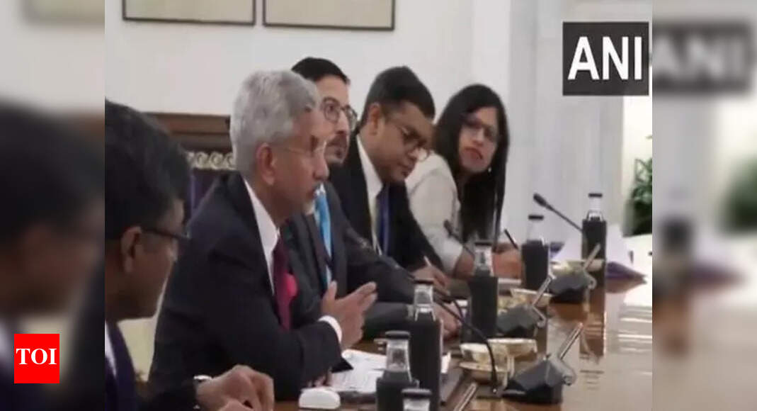 <div>Very special privilege: EAM Jaishankar welcomes RoK FM Cho Hyun to India</div> <div>'Very special privilege': EAM Jaishankar welcomes RoK FM Cho Hyun to India</div>