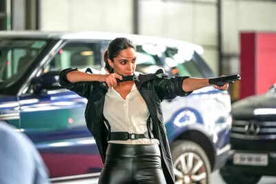 Kiara Advani thanks fans for incredible love, Hrithik cherishes Kabir, ‘War 2’ roars at theatres