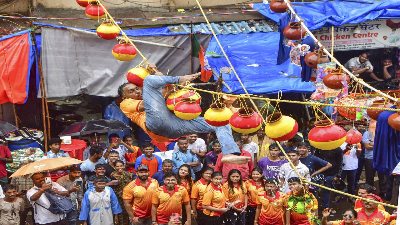 2 die, 95 injured during Mum dahi handi festivities | India News - Times of  India