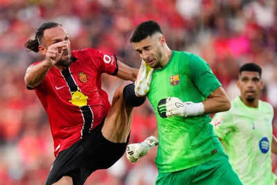  Brutal foul on Barcelona goalkeeper! Boot to face ends in red card