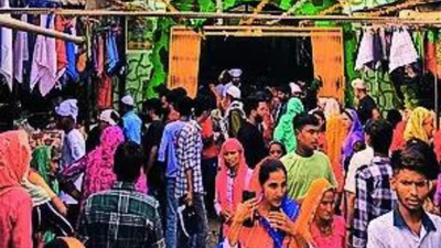  Devotees flock to Rajasthan shrine; Hindus and Muslims celebrate centuries-old tradition together