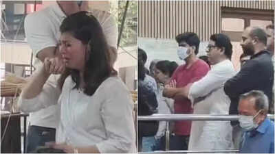 Jyoti Chandekar funeral: Tejaswini Pandit breaks down inconsolably while performing last rites of her mother, Raj Thackeray offers condolences