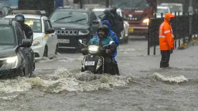  Heavy showers flood roads, railway tracks; bring city to standstill - video